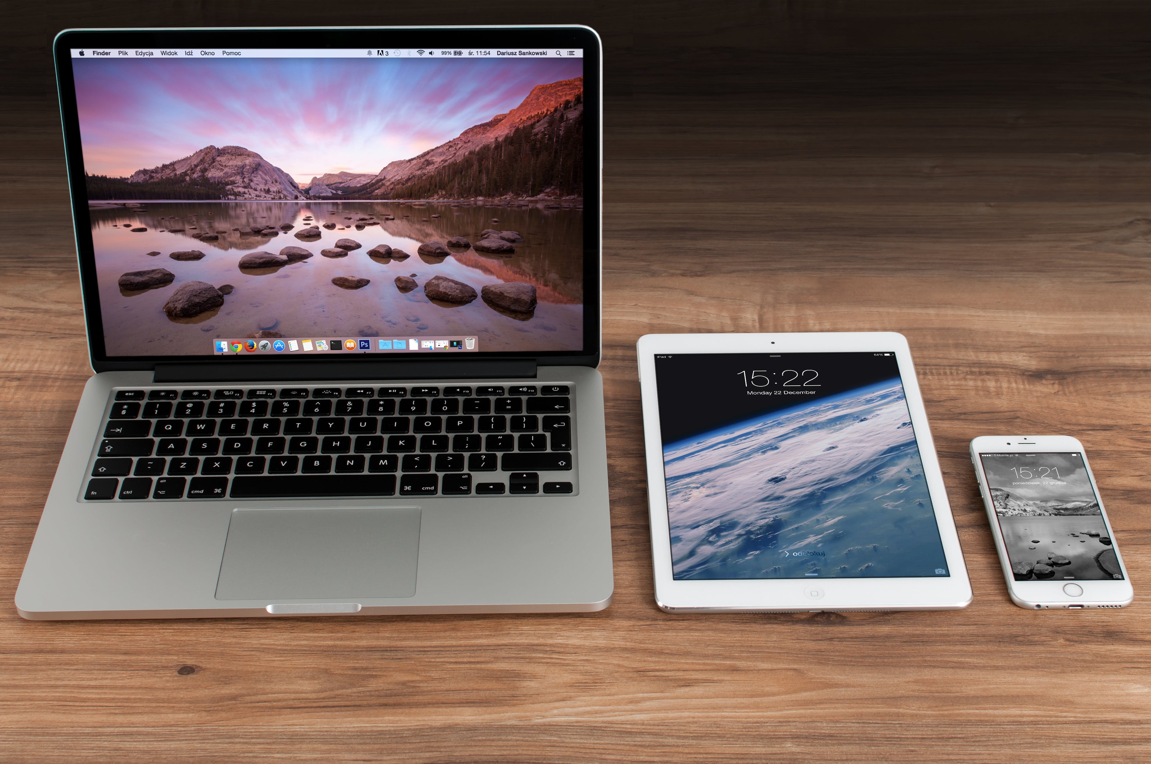 Electronic devices of differnet sizes on a table.